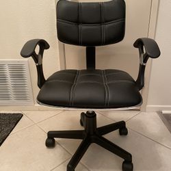 Comfortable Rolling Chair With Hydraulic Lift-Great For Smaller Spaces 