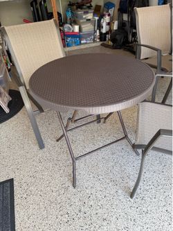 Lovely patio table 32”