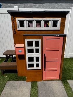KidKraft Modern Outdoor Playhouse – Excellent Condition