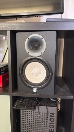 Yamaha HS5 powered studio monitor x2