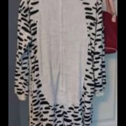 NEW SOFT FLEECE CAT ONE PIECE PAJAMAS. SIZE M. SEE PHOTOS. CASH AND PICKUP ONLY