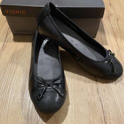 Women’s Size 9 Black Flat Shoes by Vionic, Like New