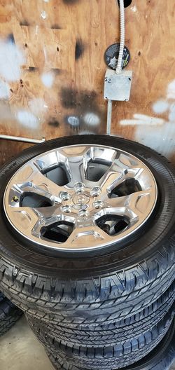2019 Dodge ram 1500 factory 20" lugs 500 miles
