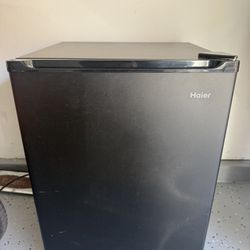 Haier mini refrigerator, freezer: Black