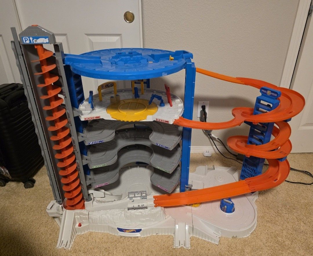 Hot Wheels Toy Car Track Set & 4 Cars, Super Ultimate Garage, 3+ ft Tall with Motorized Gorilla