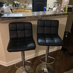 Adjustable height bar stools