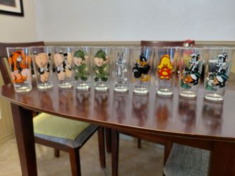 Collection of 10 Looney tunes glasses from the 70's