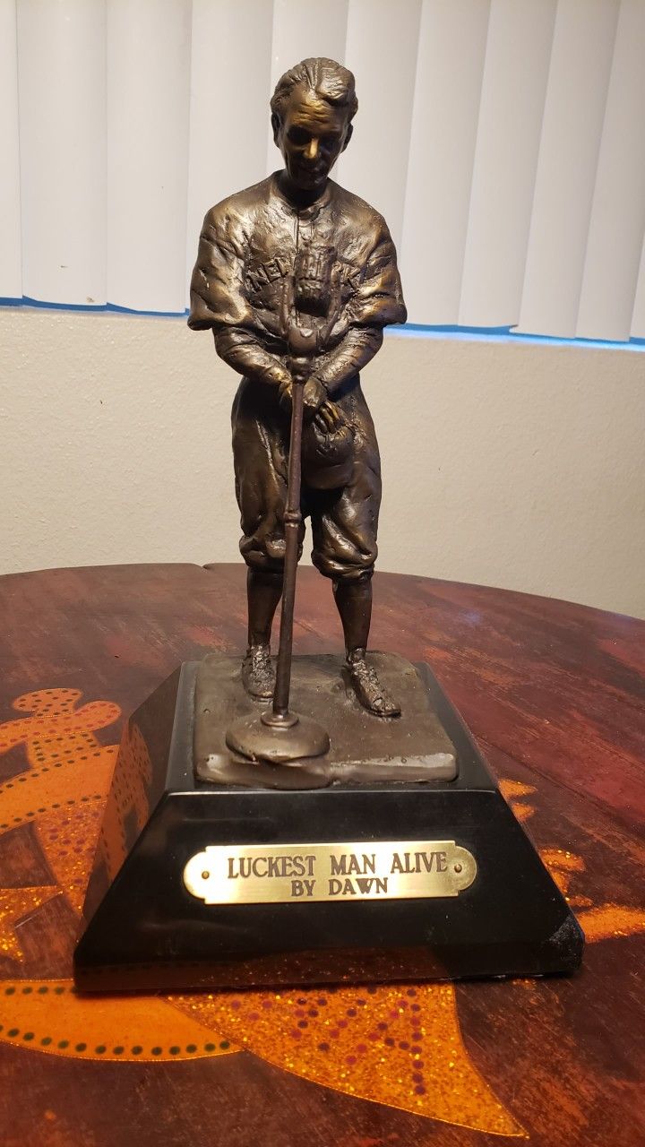 Lou Gehrig by Dawn bronze statue
