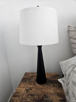2 bedside lamps