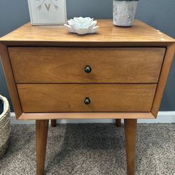 Mid century modern end table with drawer. 