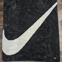 Nike Sportswear Faux Fur Blanket Black  & White DO3793-010