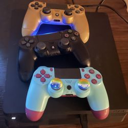 PS4 Slim + 5 Games And 3 Controllers 