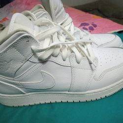 Size 7Y Nike Air Jordan 1 GS Triple White