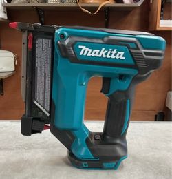 Makita 18V LXT 23 Gauge Cordless Pin Nailer.