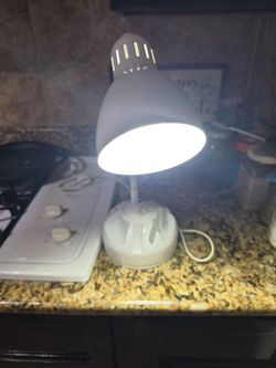 desk lamp with extra plug in/charger, flexible neck and turning storage box, pickup and Cash Only 
Dorm, work at home, homework.

Lámpara de escritori