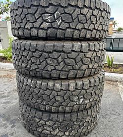 35*12.50r18 Toyo AT Set de Tires con 70% de vida las 4