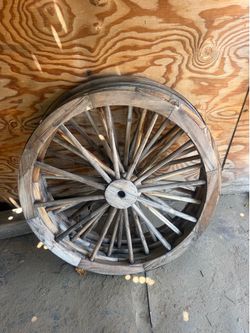 Decor Wooden wagon wheels
