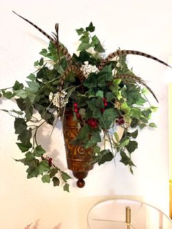 Beautiful Large Wall Mounted Artificial Ivy Floral Arrangement with Feathers - 28"