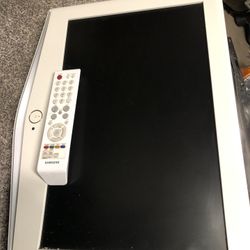 SAMSUNG TV/ MONITOR IN GREAT CONDITION 