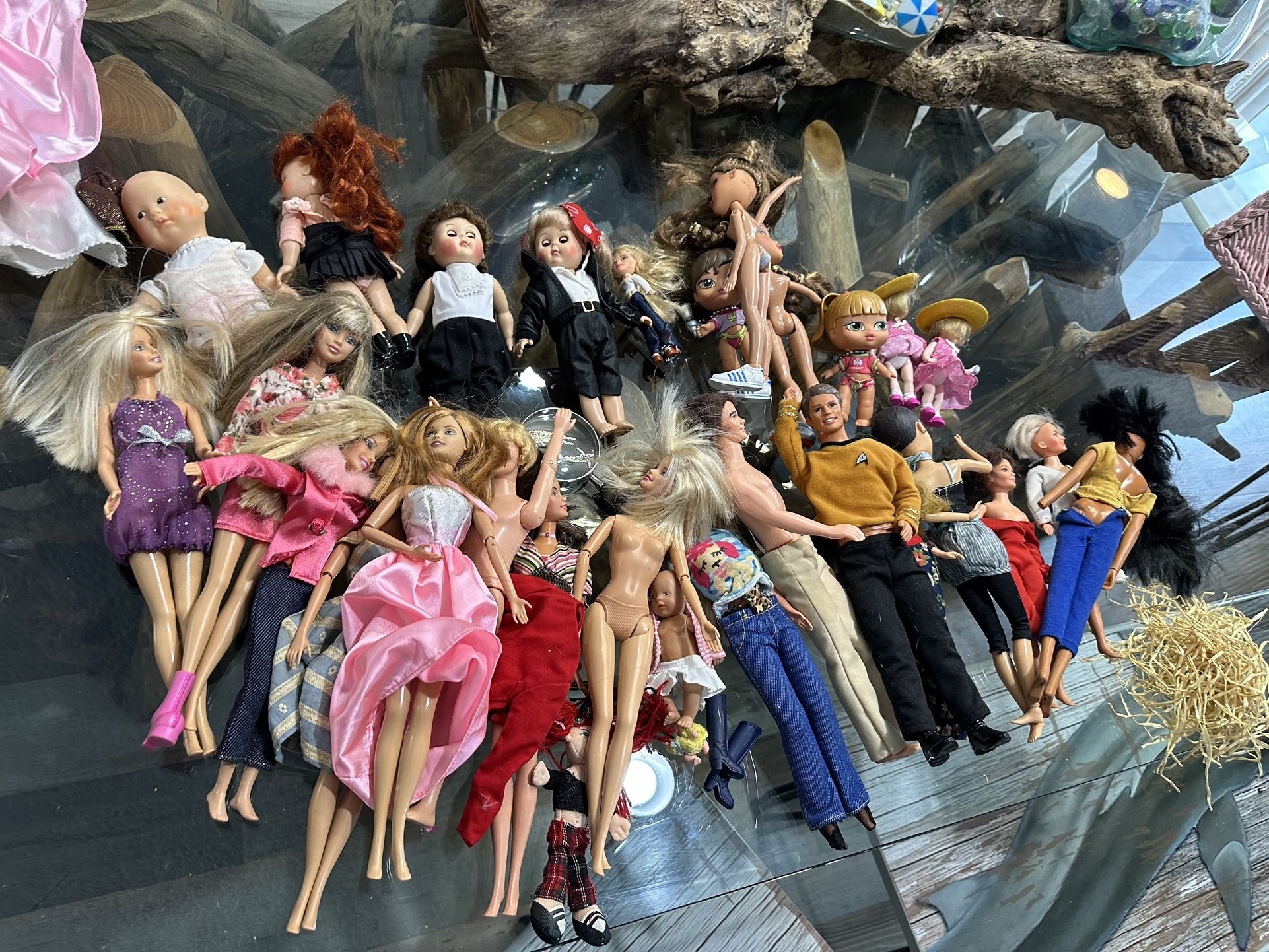 Some Vintage Bunch Of Barbie’s, LOL And Other Barbie Type Dolls With Clothes. 