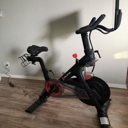 Peloton Bike - Model PLTN-RB1VO - ONLY $600 OBO 