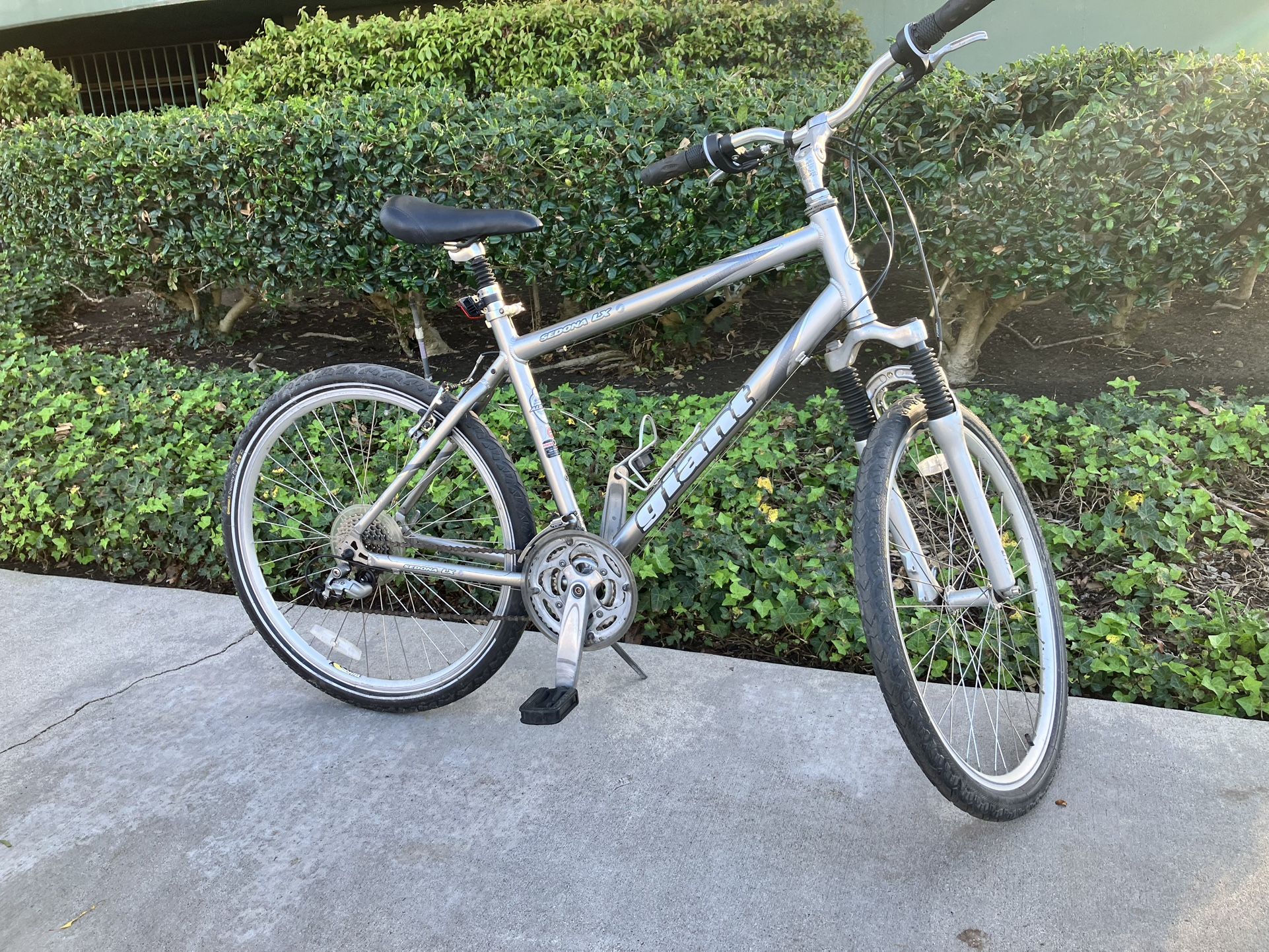 Giant hybrid bicycle (19” frame - 26” tires)