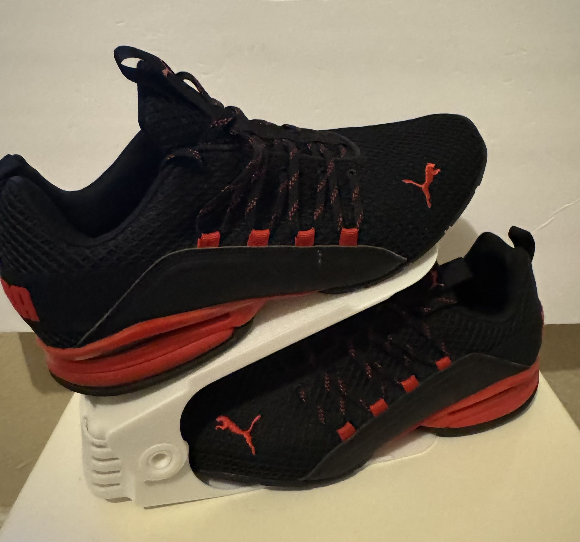 PUMA Men's Axelion Cross Trainer Black/Red Color Size 12 Pre-owned
