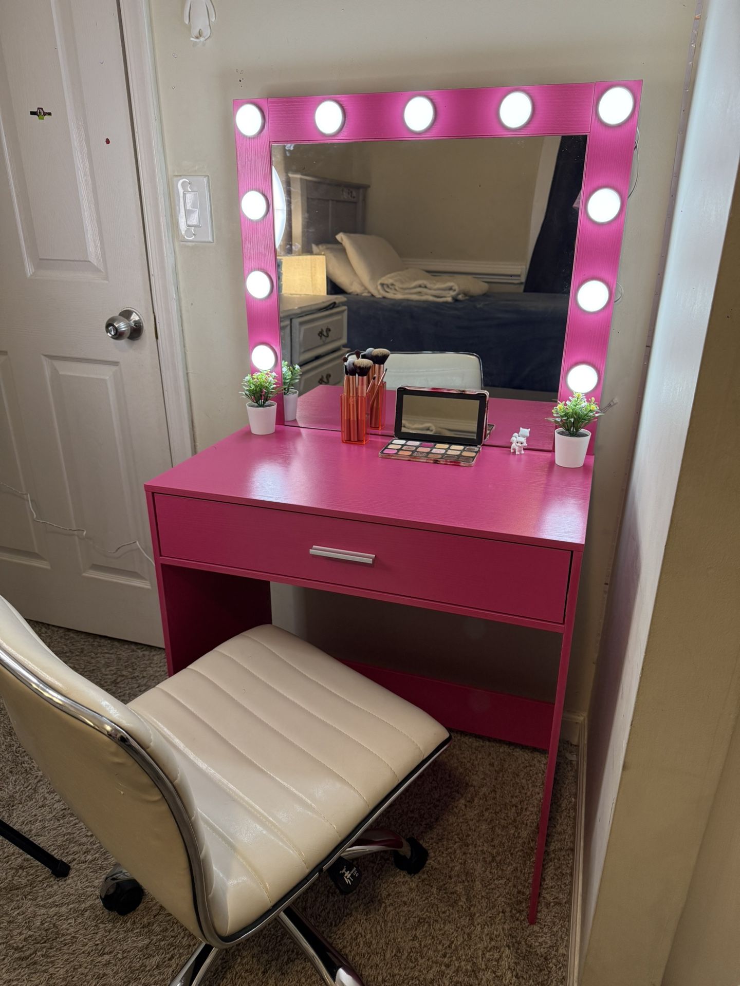 Vanity Table With Mirror And Drawers , Vanity Desk For Stylist Makeup Setup