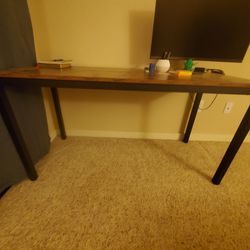 Desk or Table In Great Condition 