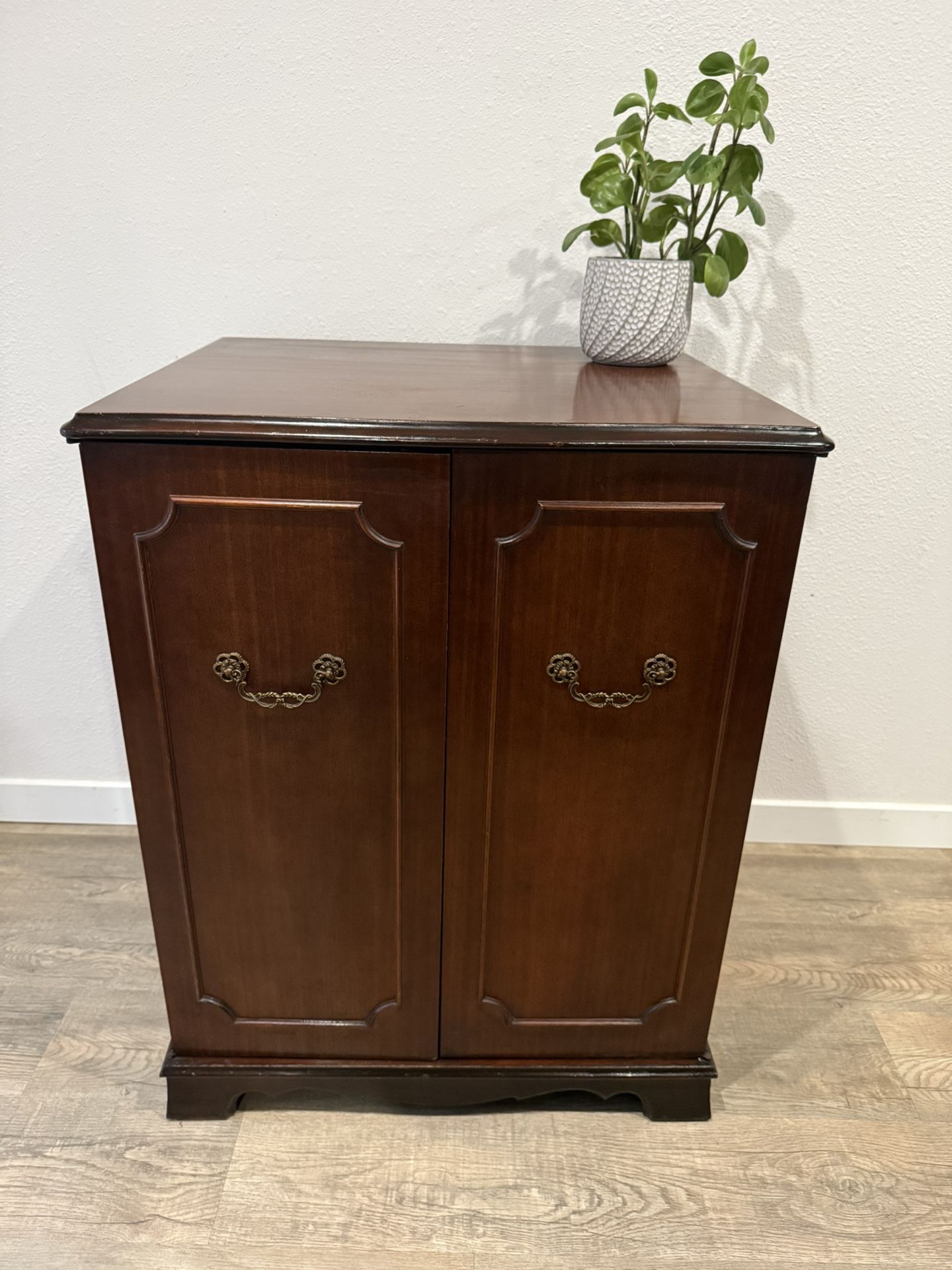 SPLENDID Media cabinet - closing doors - two adjustable shelves - storage  - delivery available