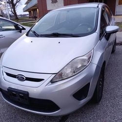 2013  Ford Fiesta – Reliable & Fuel Efficient 