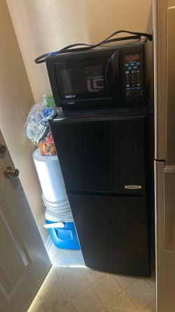 Refrigerador mediano negro i microondas