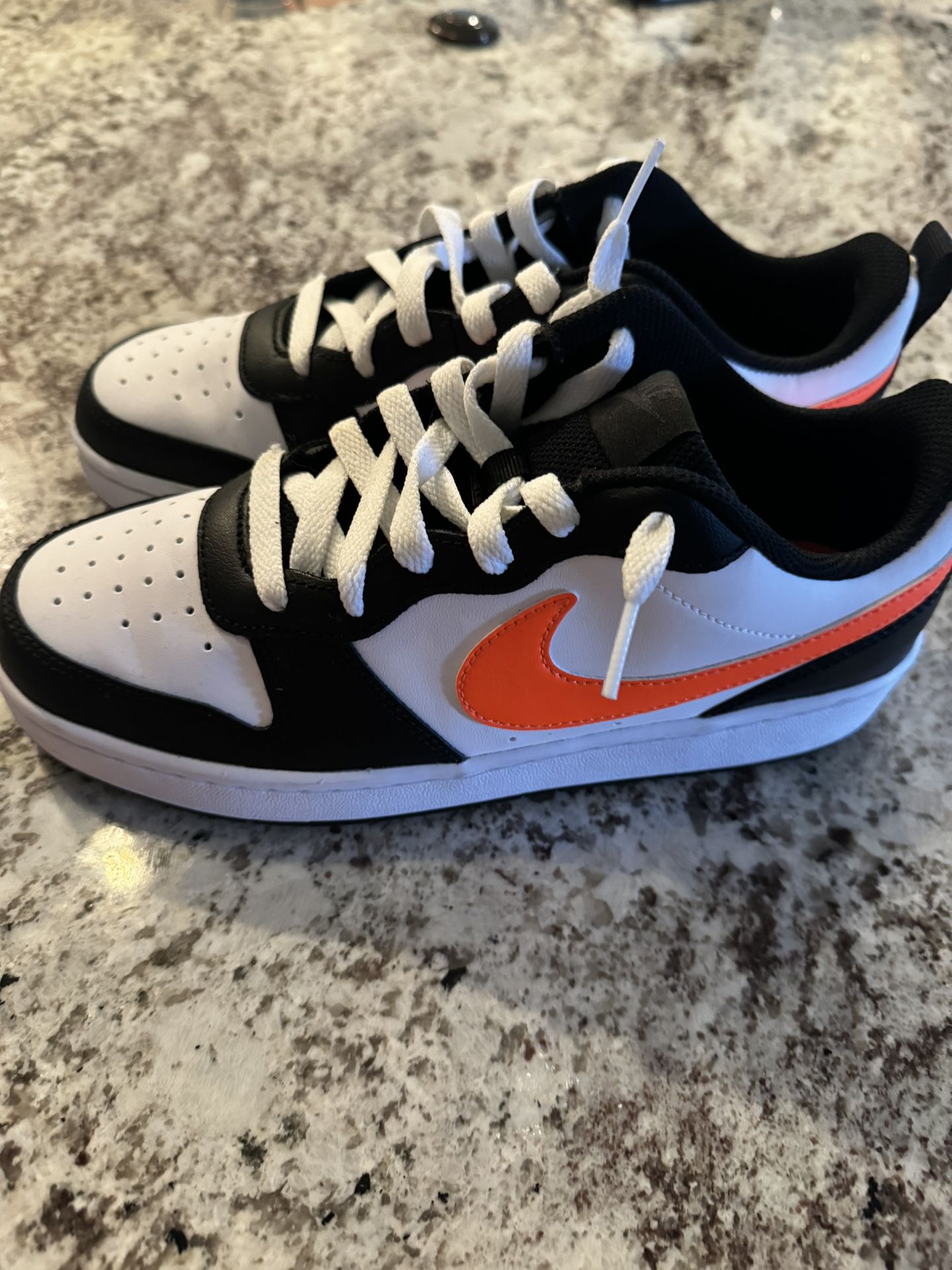 Youth 6.5 Nikes Shoes 