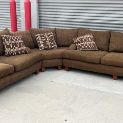 Free Delivery ✨🛋️  Oversized Earth-Toned 3 Piece Sectional Sofa