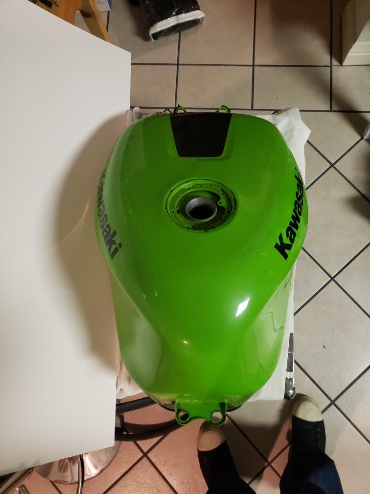 1999 Kawasaki Zx7r Gas Tank for Sale in Colma, CA - OfferUp