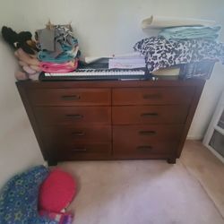 8 Drawer Dresser - Great Condition