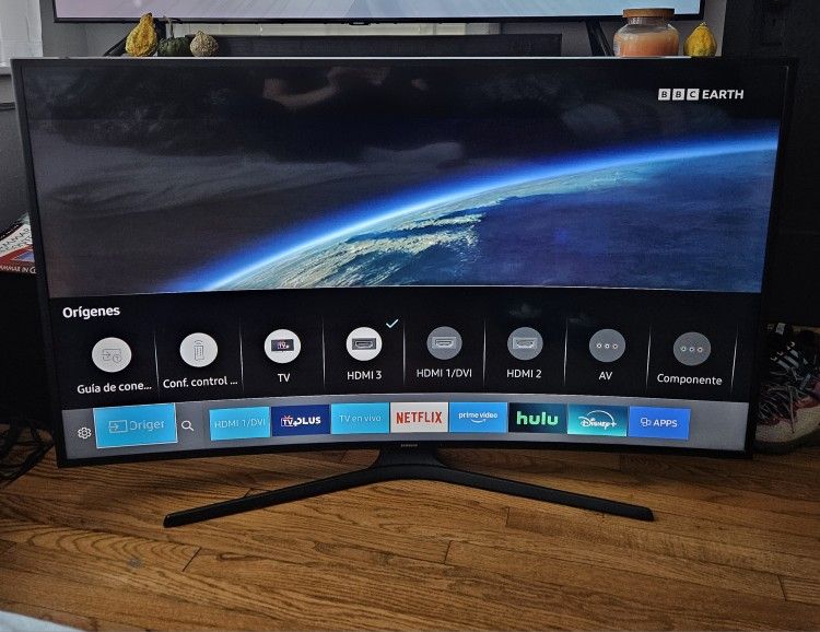 55" Curved Samsung 4K Smart TV 