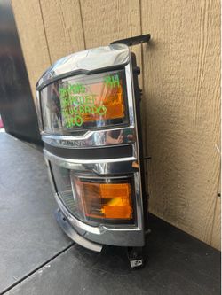 2014 2015 CHEVROLET SILVERADO 1500 RIGHT SIDE HEADLIGHT OEM USED