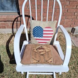 White Rocking Chair/Silla Mecedora de Color Blanco 