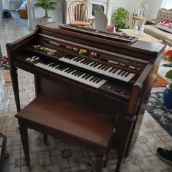 Organ. (Yamaha Electone)