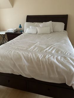 Nice Bed set In A Mansion In Shorewood 