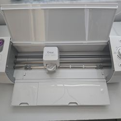 Cricut Explore One Cutting Machine - Great for Vinyl & T-shirts!