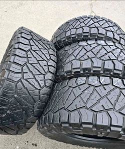 35x12.50/18 nitto Vendo un set de llantas  con 80% Vida en excelente condiciones de Vida las 4 🫡🤑
 Selling a set of 4 tires with 80% tread life rema