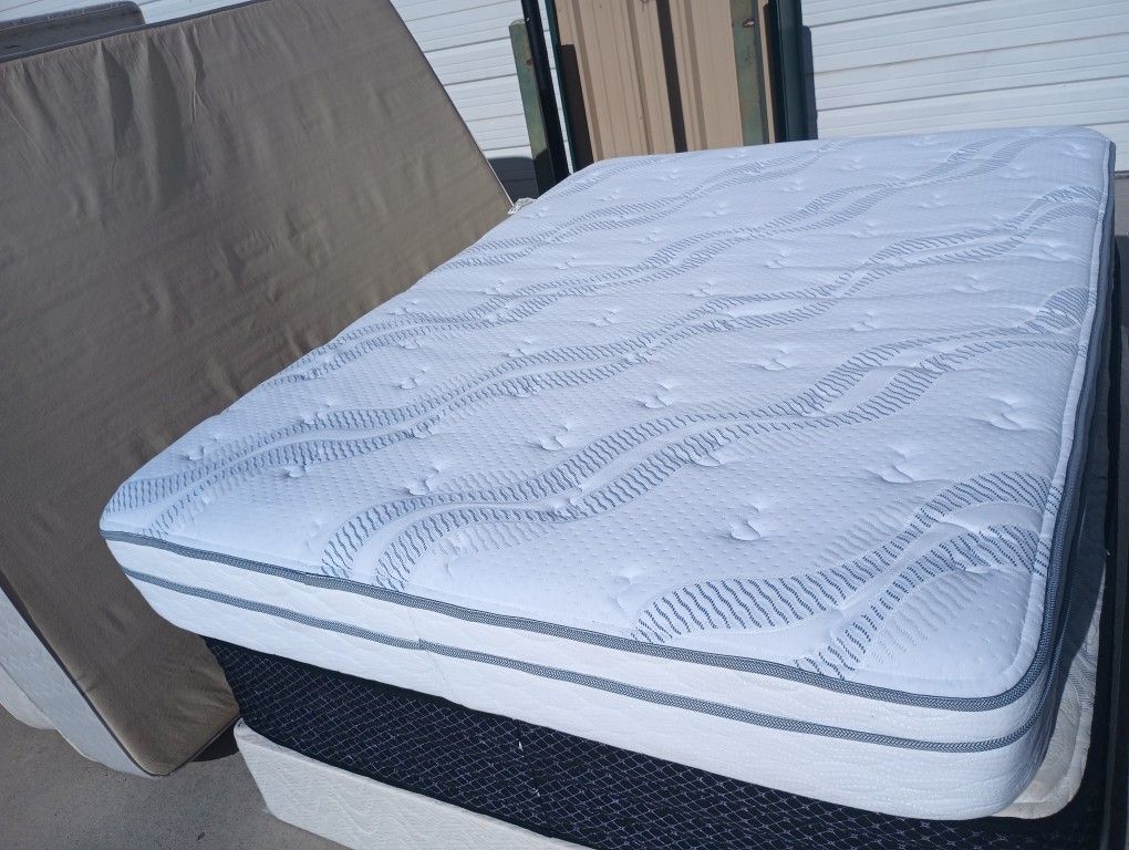 Serta queen Pillowtop Mattress And Box Spring