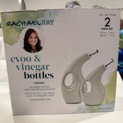 Rachael Ray Oil And Vinegar Bottles, New Condition