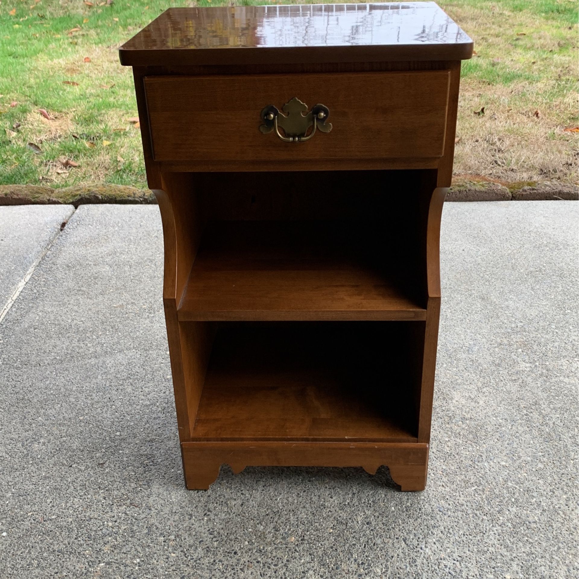 Ethan Allen  Night stand. 28H x 17W x 14D