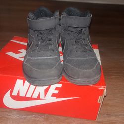Nikes ’ Shoes $10