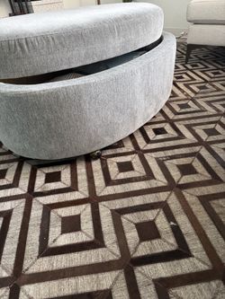 Inviniti Oval Storage Ottoman