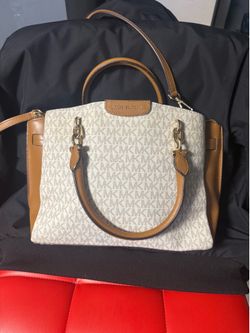 MICHAEL KORS PURSE IN NEW CONDITION