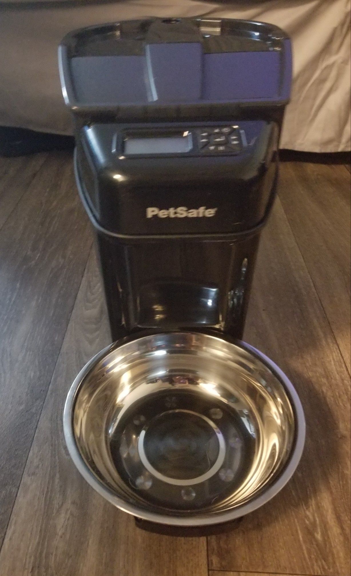 Used once- Petsafe Healthy Pet Simply Feed automatic feeder